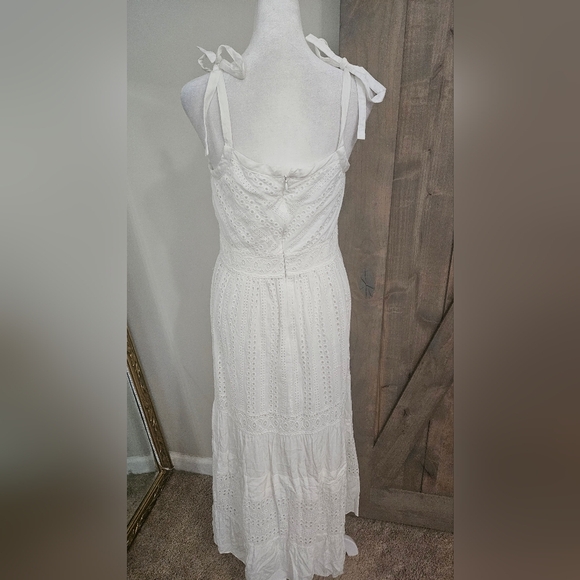 ADELYN RAE Janella Eyelet Lace Maxi Dress In White. Size Small - Picture 7 of 16